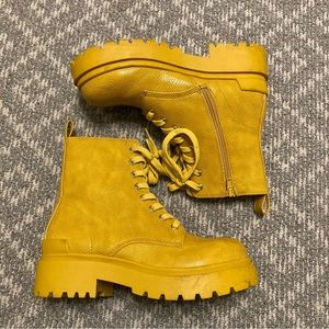 UO Mono Mustard Crocodile Urban Outfitters Boots
